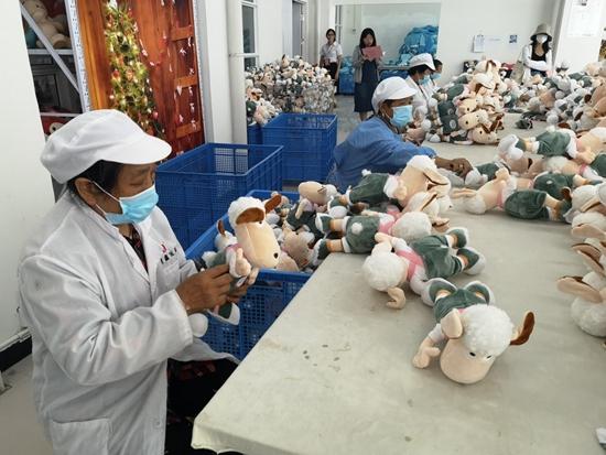 图为毛绒玩具厂车间内