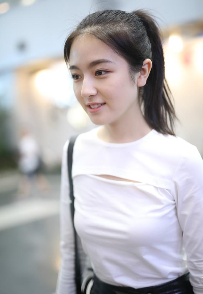 李兰迪现身机场。