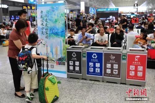 上海7月1日起执行“最严垃圾分类”。殷立勤 摄
