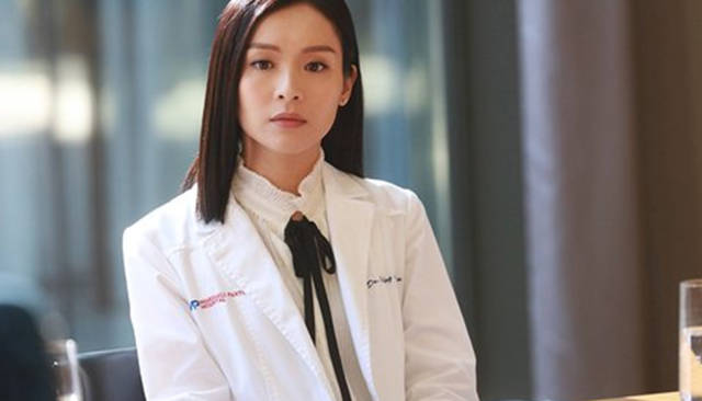 TVB《白色强人》程洛雯疾病复发，姐妹陪伴在旁，YT唐明齐心救人。