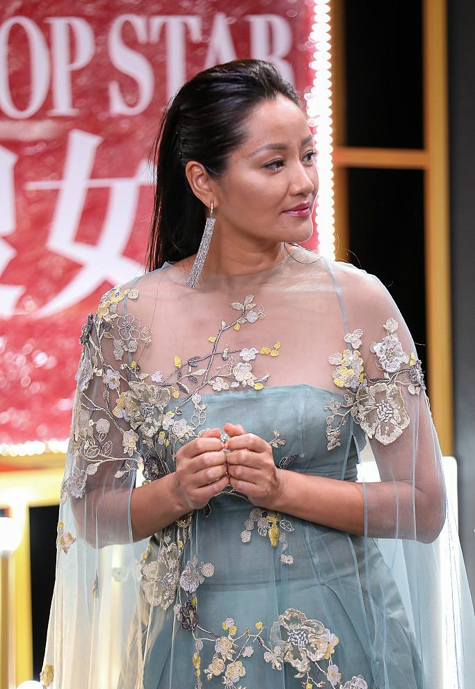 48岁瞿颖穿纱裙身材丰满 举手投足气质优雅超模风采依旧