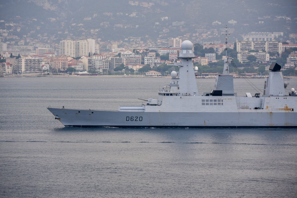 9 法国航母编队航行6.7万公里后终于返回港口