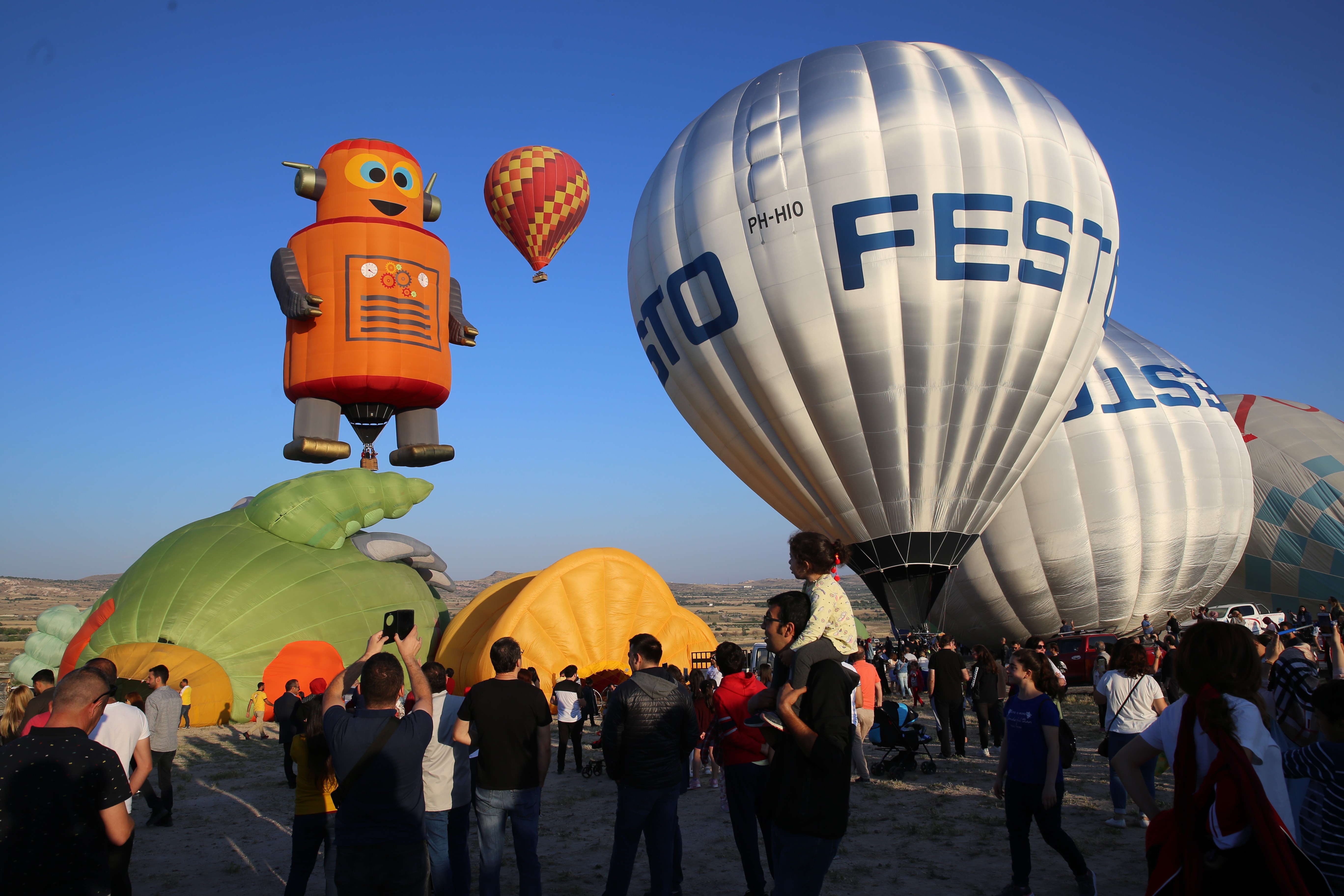 4 卡帕多西亚国际热气球节举行 缤纷热气球梦幻升空