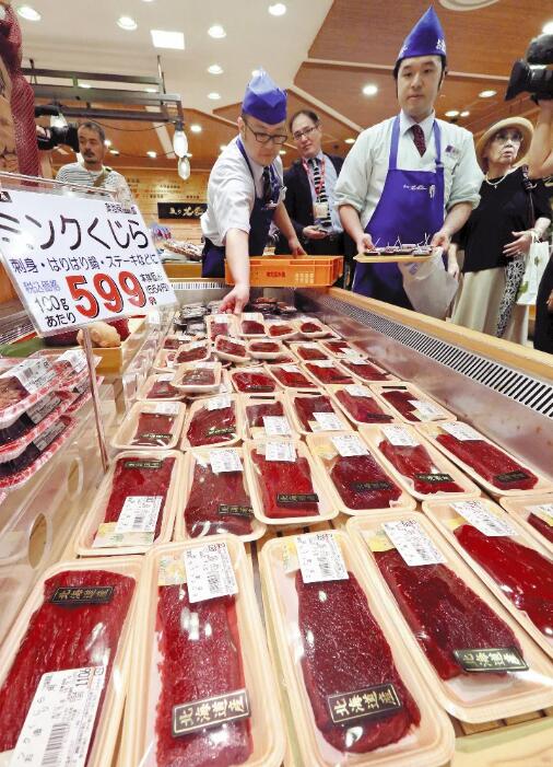 8日，大阪阪急百货店正式上架了首批鲸鱼肉 图源：《读卖新闻》