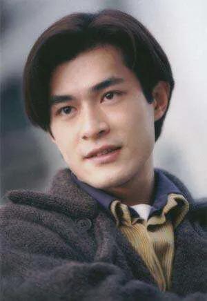 虽说古天乐现在俨然一副硬汉的形象，但年轻时候的他可真可以用“肤白貌美”来形容啊。