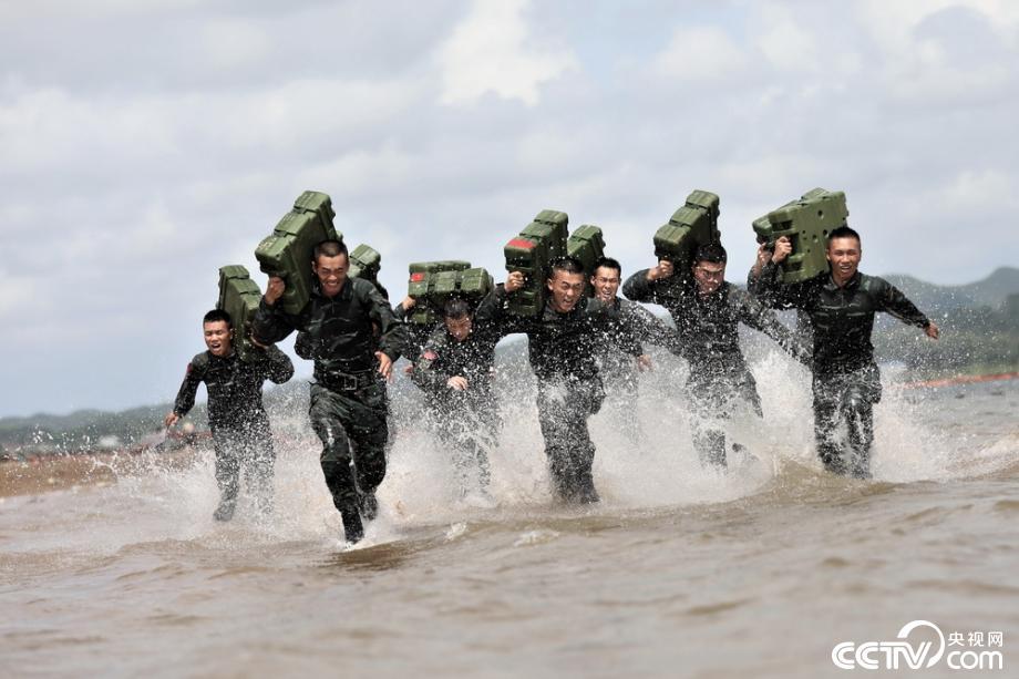 劈波斩浪砺精兵!直击武警特战队员海训现场