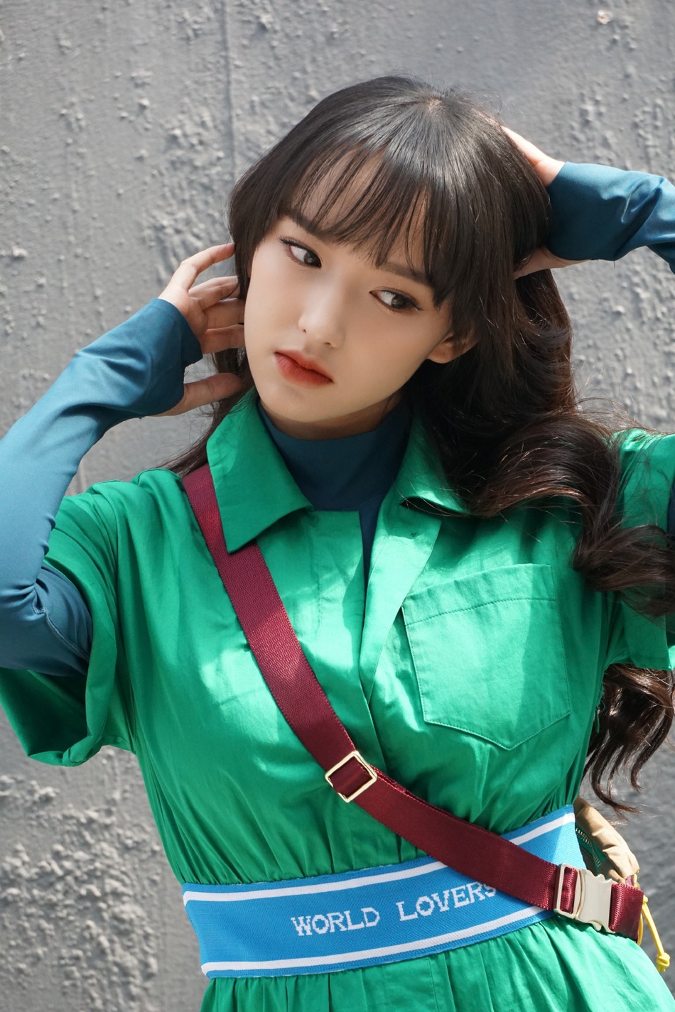 程潇穿棕色吊带透明外套一头披肩大波浪妆容精致似芭比