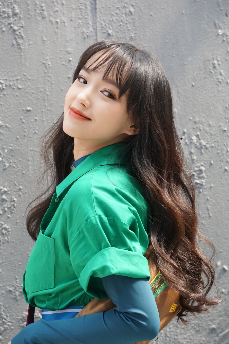 程潇穿棕色吊带透明外套一头披肩大波浪妆容精致似芭比