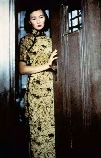 说到电影里的经典裙，必然不能少了《花样年华》里张曼玉的旗袍装扮。