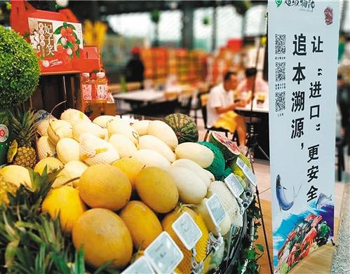上图 在深圳华润万家旗下的BLT（京基店），一名顾客正在查看进口食品的中文标签。