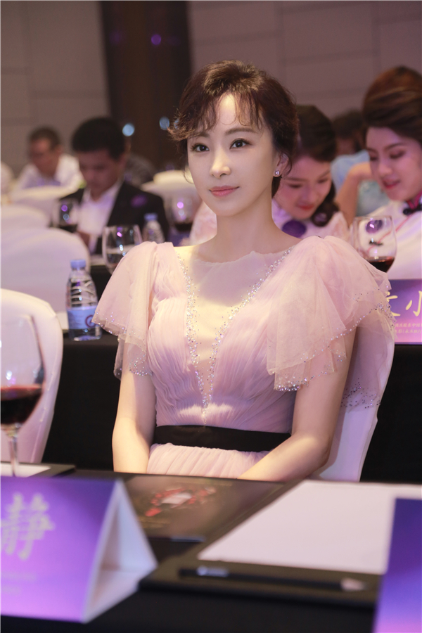 3 林静出席晚宴 裙装造型完美吸睛