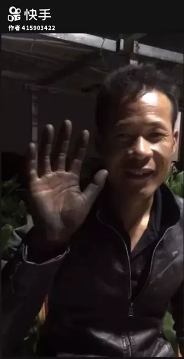 青藏线上的护卡人：每一面锦旗后，都是生死故事