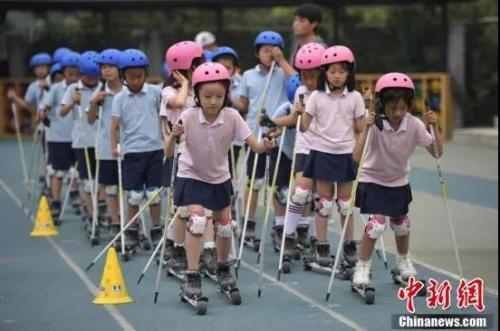 资料图：北京市中关村第三小学的学生们在校园内体验旱地越野滑雪。中新社记者 崔楠 摄