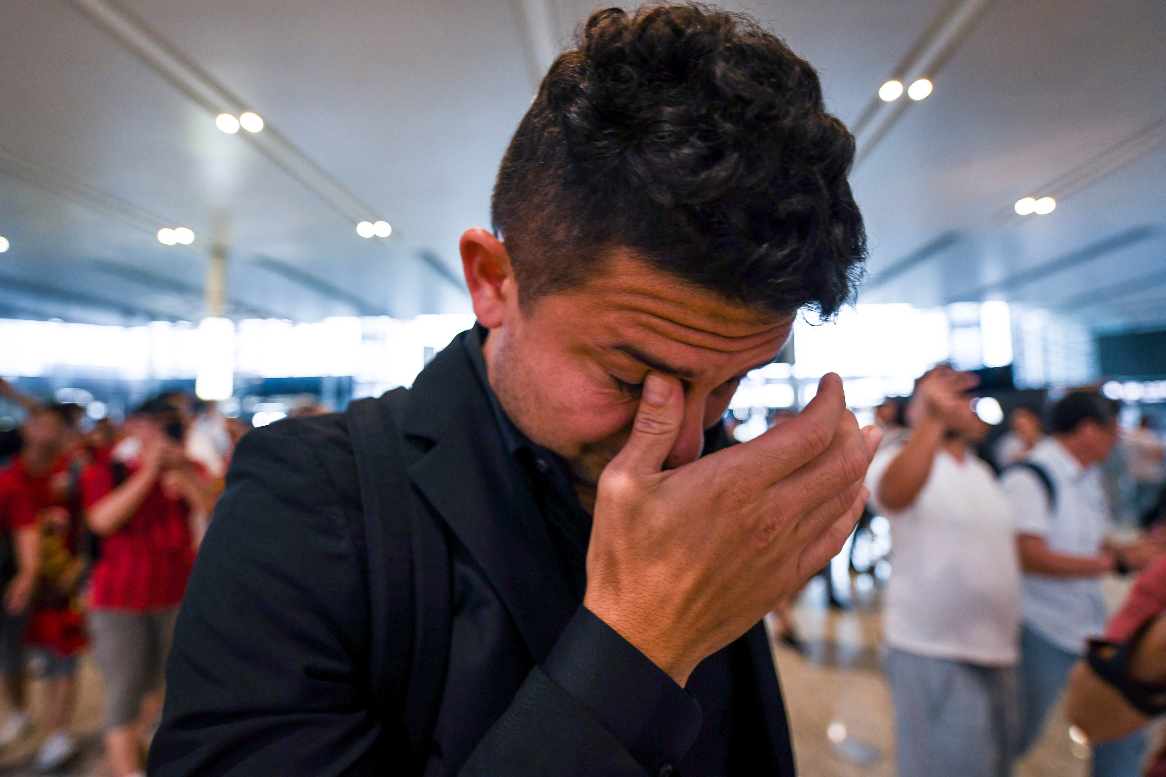 8 上港机场球迷送别埃神 小熊瞬间哭成泪人