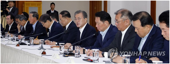 文在寅10日在青瓦台与韩国30家大企业集团总裁讨论日本出口管制应对措施，图源：韩联社