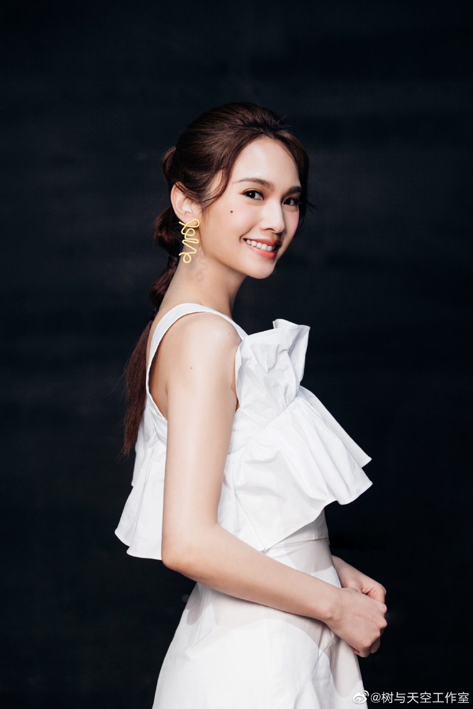 杨丞琳扎马尾晒微笑侧颜一袭白色荷叶边连衣裙仙气十足