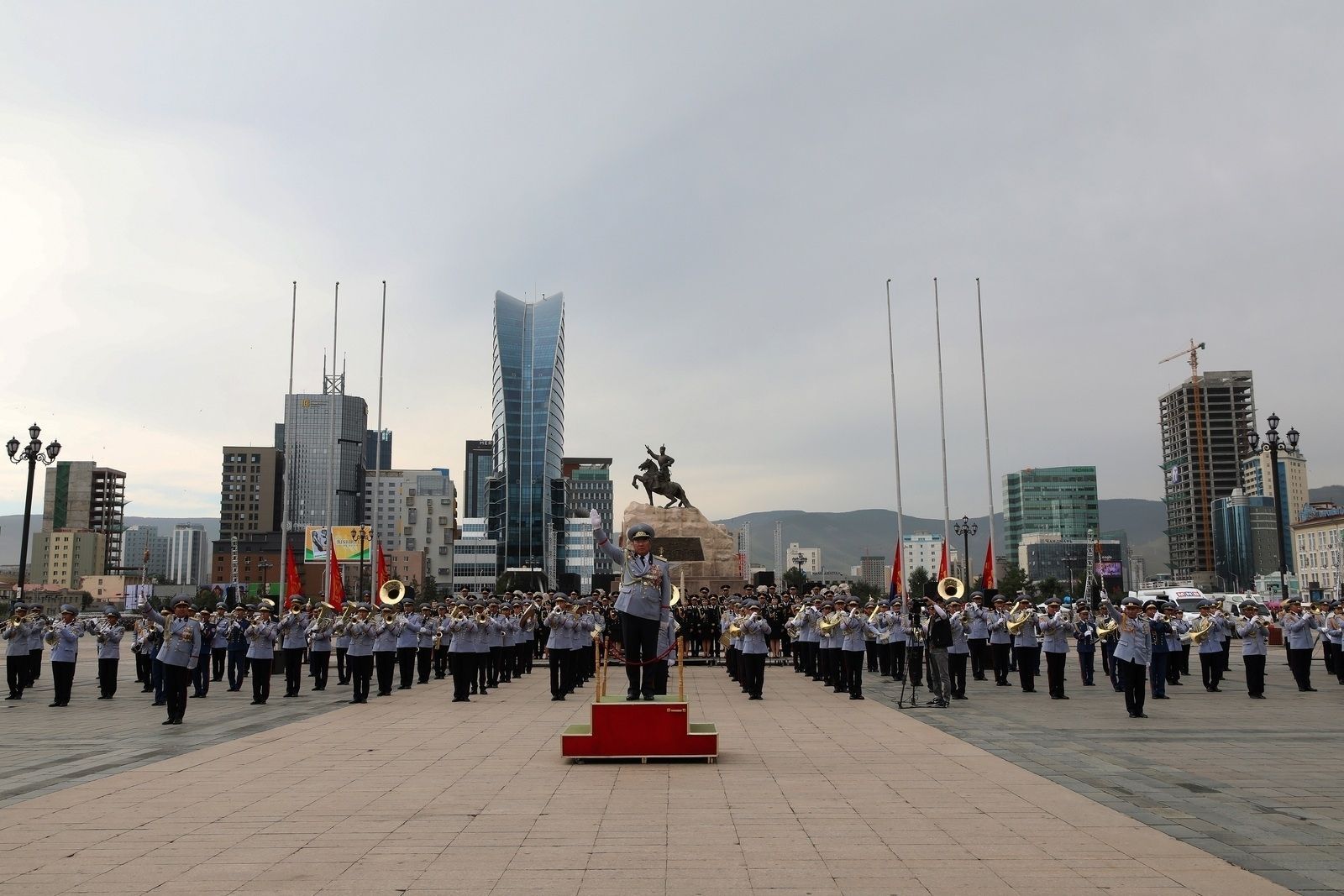 蒙古军队庆祝国庆阅兵乘美国吉普检阅铠甲标兵