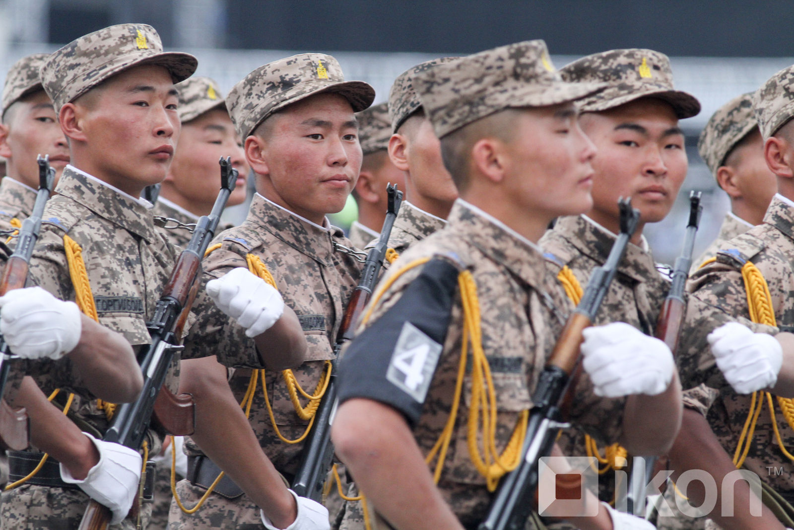 蒙古军队庆祝国庆阅兵 乘美国吉普检阅铠甲标兵