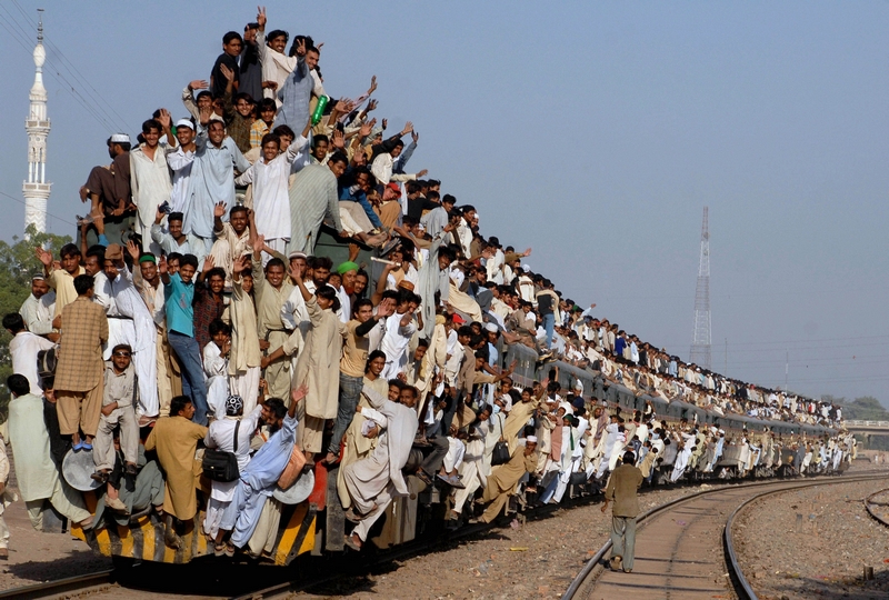 巴基斯坦木尔坦,远远望去整列火车的乘客都像是在表演杂技,令人叹为