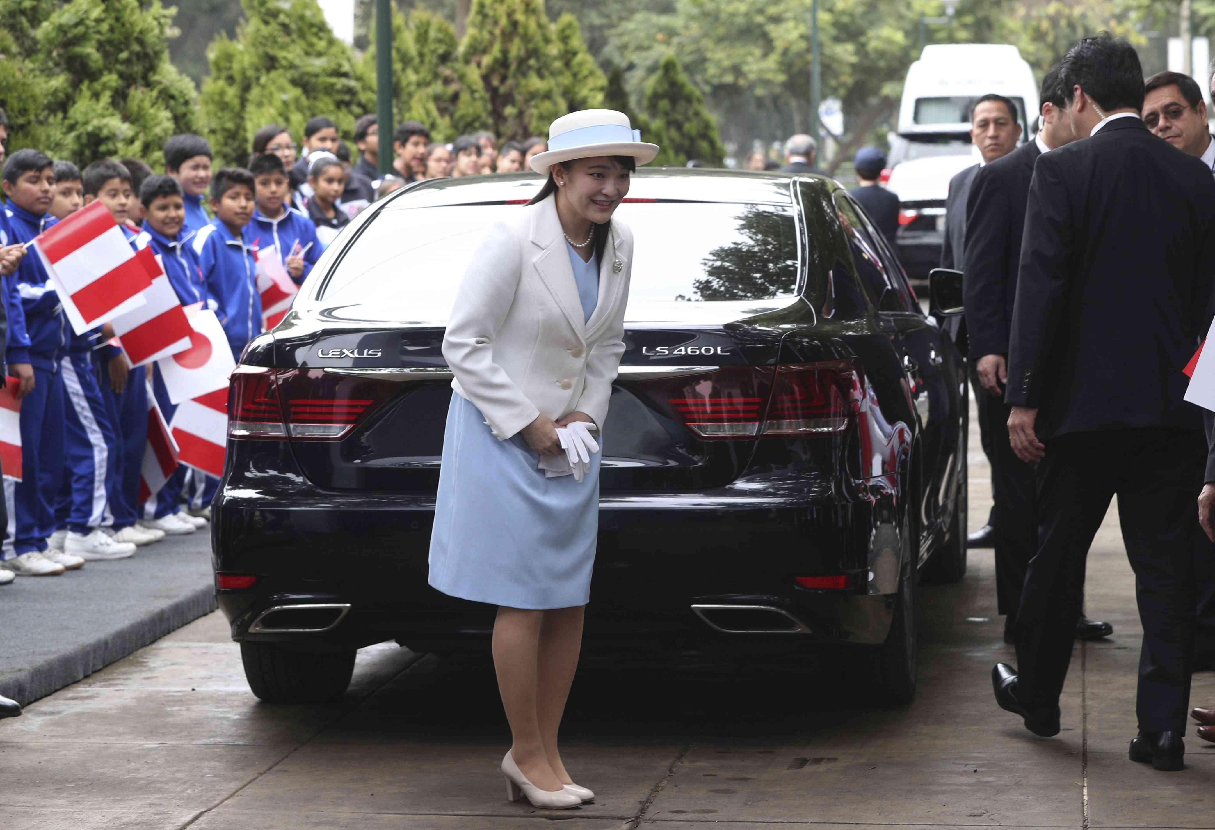 真子公主访问秘鲁 穿和服与日本第一代侨民老人交谈