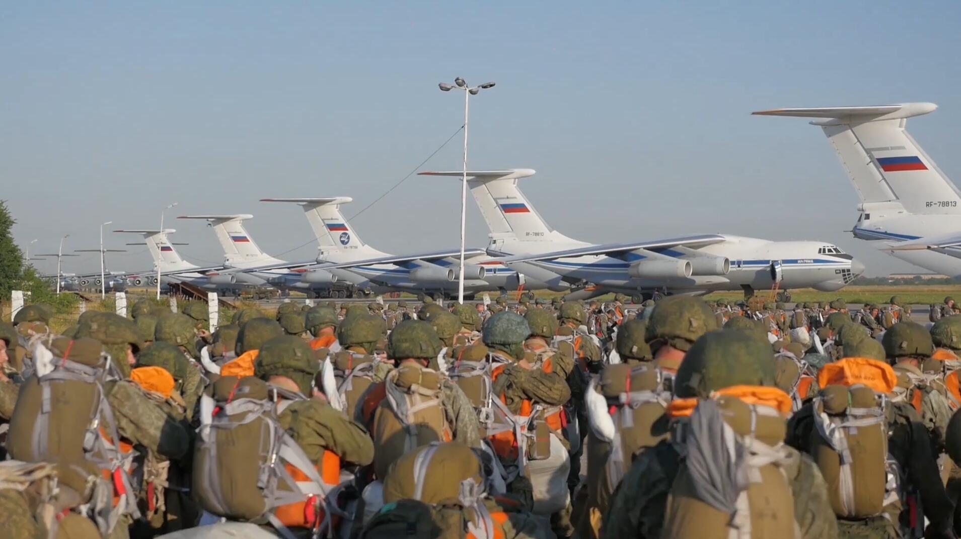 俄军空降兵部队准备登机