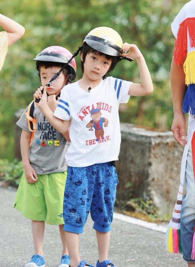 记得拍《爸爸去哪儿》第二季时候吴镇宇说Feynman是个Baby girl，如今的Feynman男孩气概越来越浓啦。