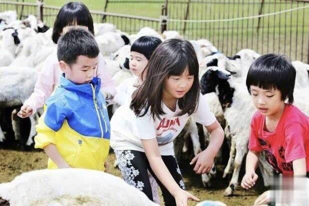 最近Feynman突然开始活跃于社交网络，特别喜欢帮人P图，还叫粉丝发照比谁P图厉害，认真又搞笑。