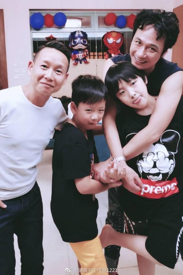 Feynman同爸爸妈妈一齐去日本看樱花，就帮爸爸妈妈拍摄恩爱照发上网。