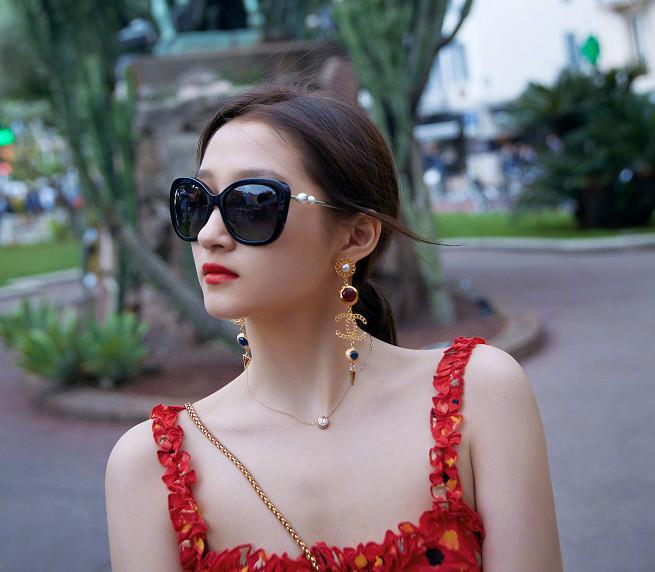 关晓彤全身涂粉合集！膝盖一个白一个黑，脖子上的肤色差超尴尬