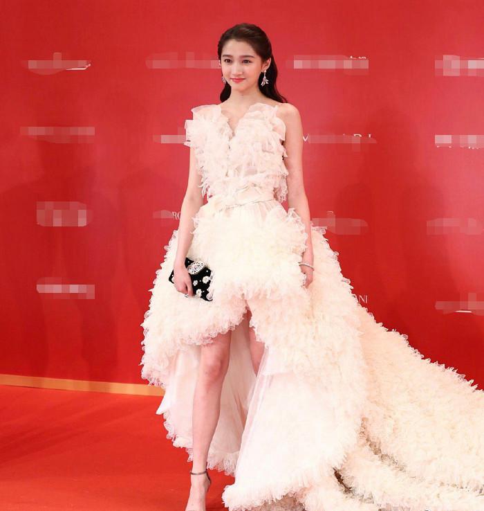 关晓彤全身涂粉合集！膝盖一个白一个黑，脖子上的肤色差超尴尬