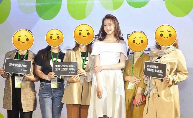 关晓彤全身涂粉合集！膝盖一个白一个黑，脖子上的肤色差超尴尬