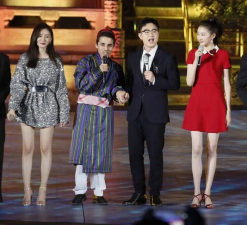 关晓彤全身涂粉合集！膝盖一个白一个黑，脖子上的肤色差超尴尬