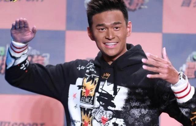 关晓彤全身涂粉合集！膝盖一个白一个黑，脖子上的肤色差超尴尬