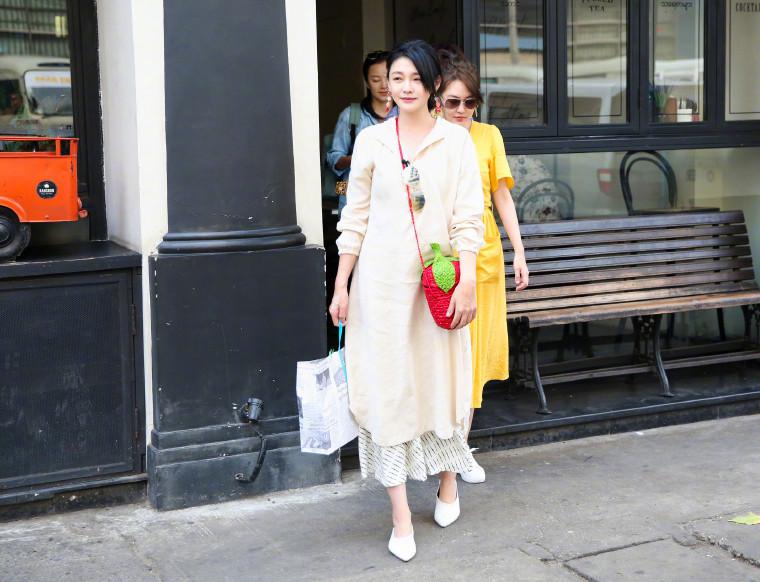 关晓彤全身涂粉合集！膝盖一个白一个黑，脖子上的肤色差超尴尬