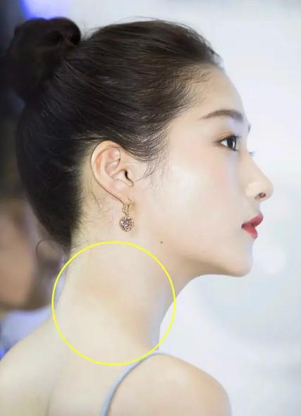 关晓彤全身涂粉合集！膝盖一个白一个黑，脖子上的肤色差超尴尬