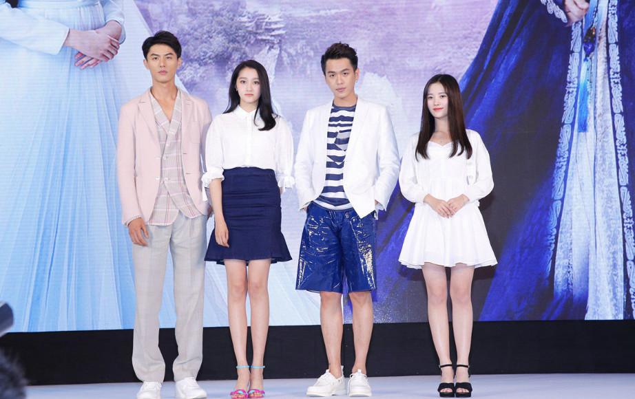 关晓彤全身涂粉合集！膝盖一个白一个黑，脖子上的肤色差超尴尬