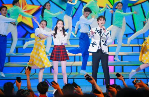 关晓彤全身涂粉合集！膝盖一个白一个黑，脖子上的肤色差超尴尬