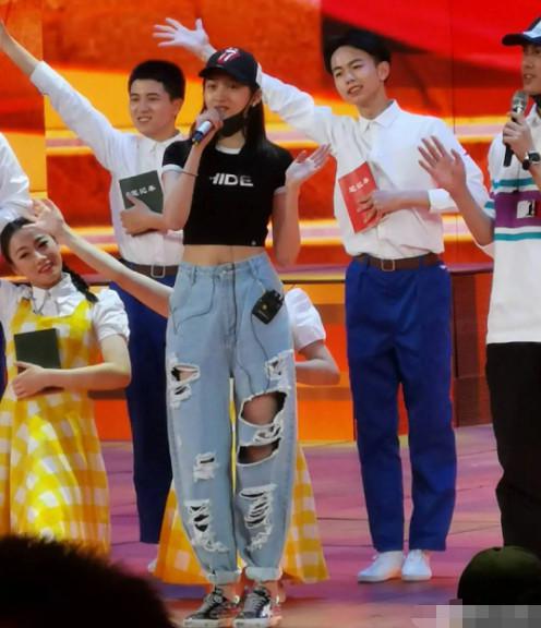 关晓彤全身涂粉合集！膝盖一个白一个黑，脖子上的肤色差超尴尬