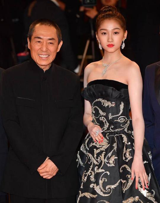 关晓彤全身涂粉合集！膝盖一个白一个黑，脖子上的肤色差超尴尬