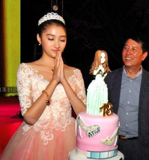 关晓彤全身涂粉合集！膝盖一个白一个黑，脖子上的肤色差超尴尬