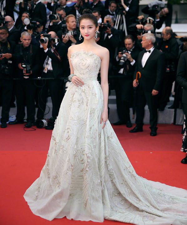 关晓彤全身涂粉合集！膝盖一个白一个黑，脖子上的肤色差超尴尬