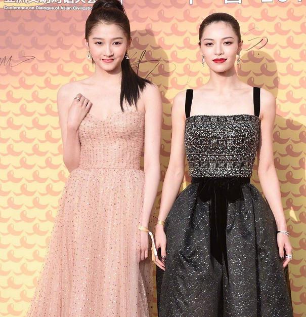 关晓彤全身涂粉合集！膝盖一个白一个黑，脖子上的肤色差超尴尬