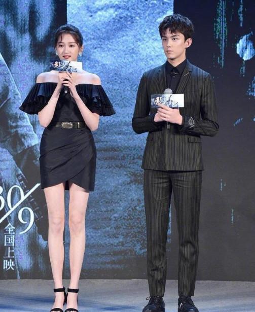 关晓彤全身涂粉合集！膝盖一个白一个黑，脖子上的肤色差超尴尬