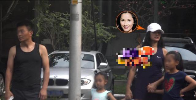 瞿颖携两女儿及男友低调逛街，大女儿竹竿腿抢镜，全家温馨十足