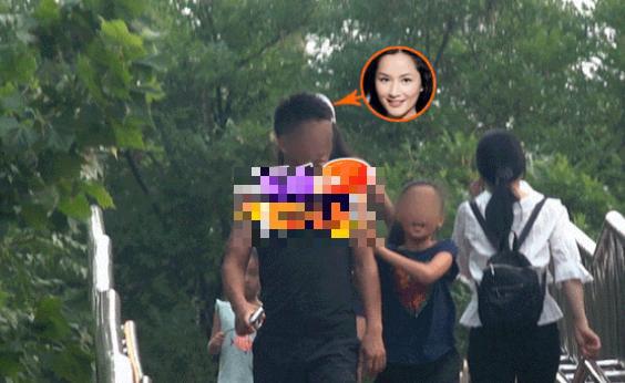 瞿颖携两女儿及男友低调逛街，大女儿竹竿腿抢镜，全家温馨十足