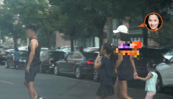 瞿颖携两女儿及男友低调逛街，大女儿竹竿腿抢镜，全家温馨十足