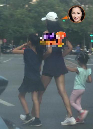 瞿颖携两女儿及男友低调逛街，大女儿竹竿腿抢镜，全家温馨十足
