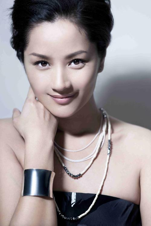 瞿颖携两女儿及男友低调逛街，大女儿竹竿腿抢镜，全家温馨十足