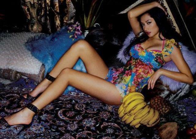 瞿颖携两女儿及男友低调逛街，大女儿竹竿腿抢镜，全家温馨十足