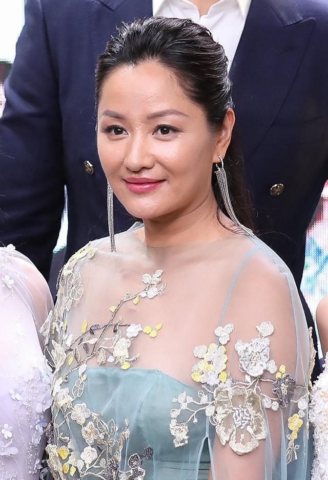 瞿颖携两女儿及男友低调逛街，大女儿竹竿腿抢镜，全家温馨十足